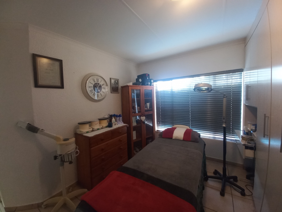 3 Bedroom Property for Sale in Safari Gardens North West